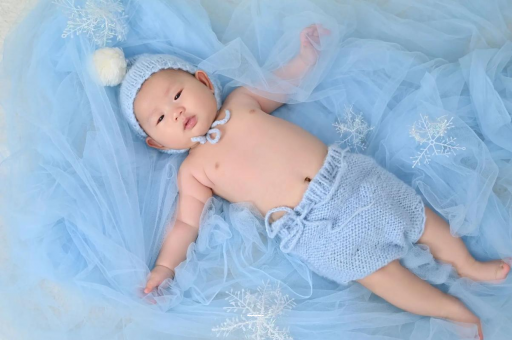 桂平宝宝上眼皮肿